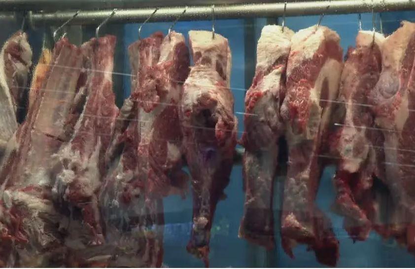 Carnes em exposição em açougue