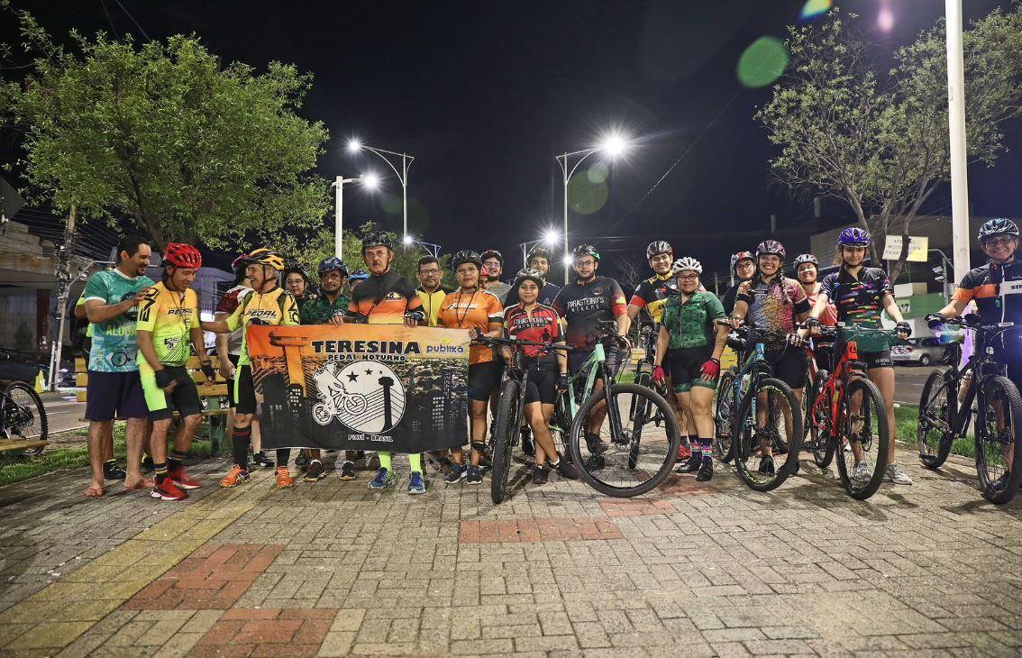 Grupo de participantes do Teresina Pedal Noturno