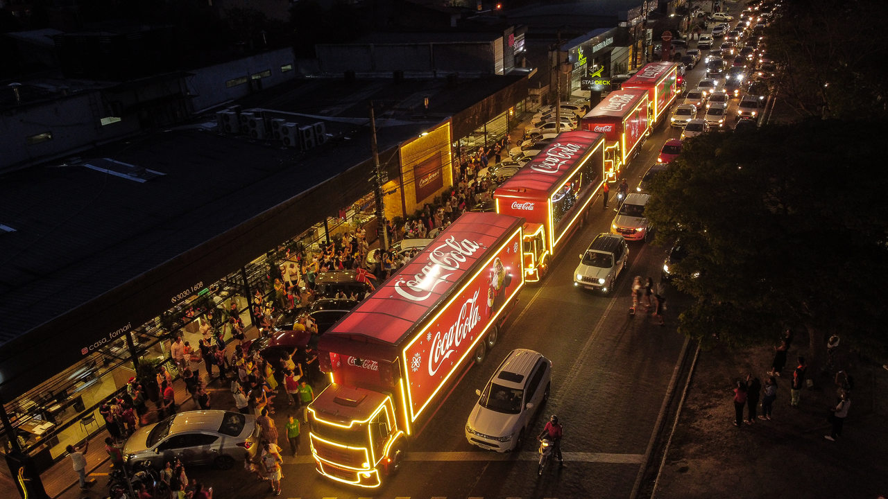 Caminhões iluminados da Caravana de Natal da Coca-Cola
