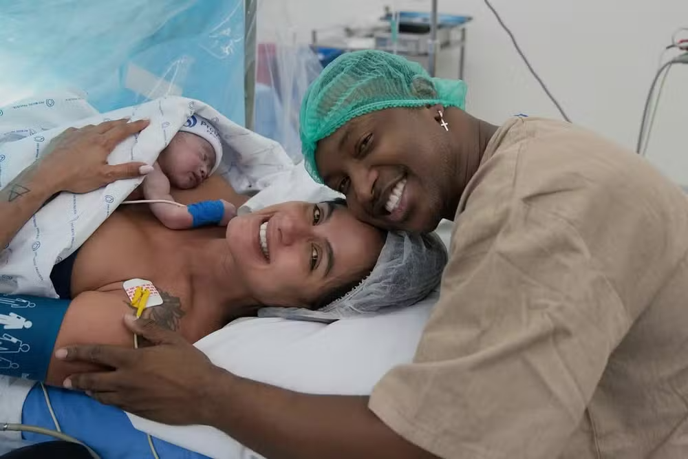 Nasce o primeiro filho de Thiaguinho e Carol Peixinho