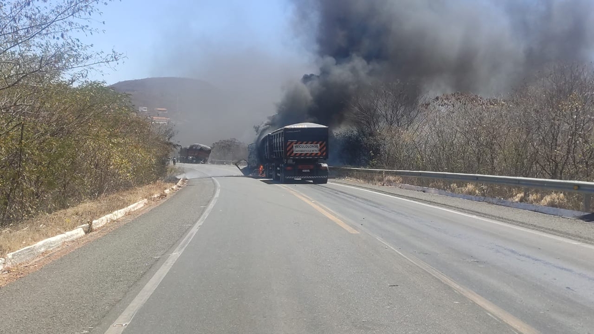 Carreta pega fogo em Dom Expedito Lopes