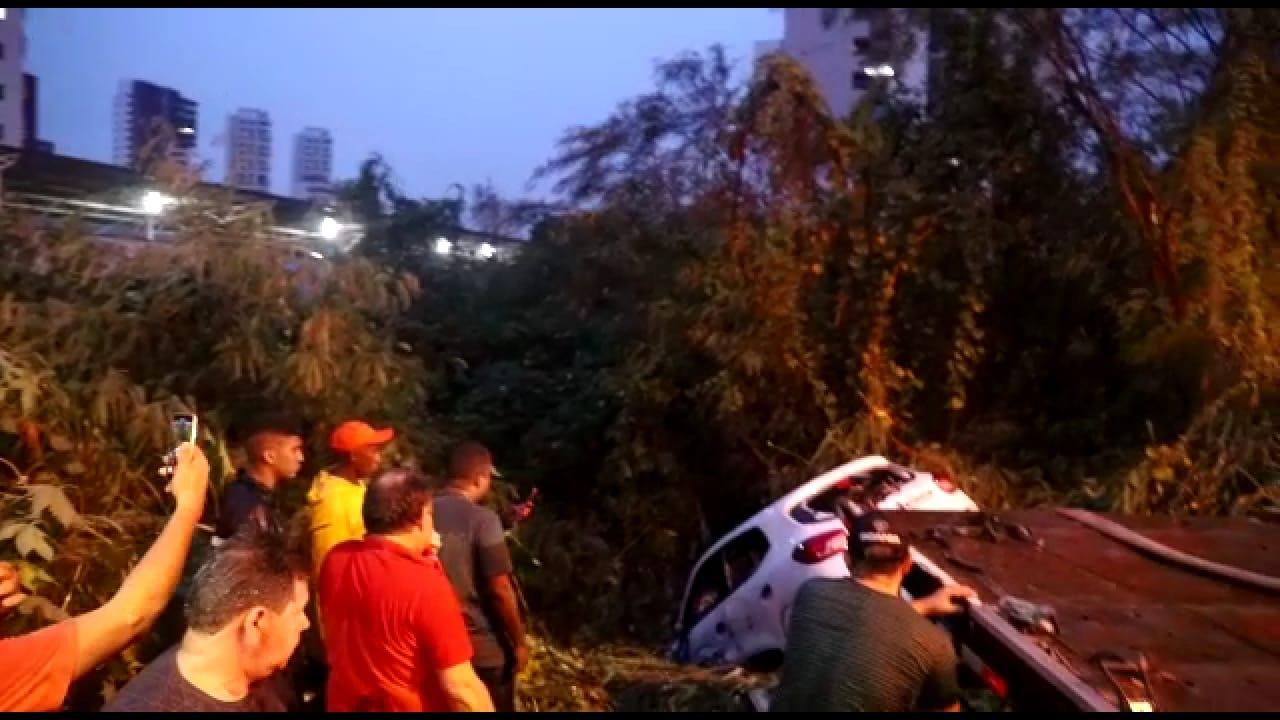 Carro foi arrastado por correnteza na zona Leste de Teresina