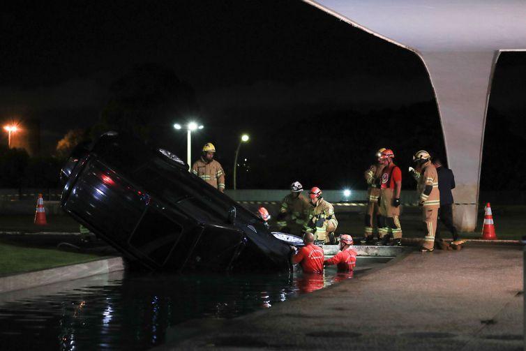 Carro cai em espelho d'água do Palácio do Planalto
