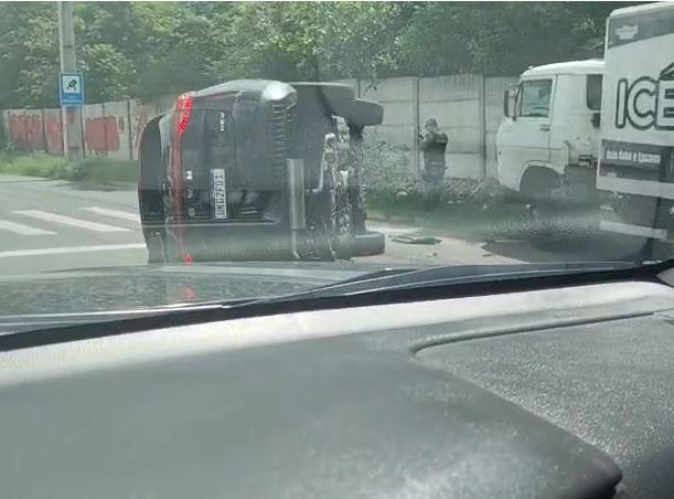 Carro tomba na zona leste de Teresina