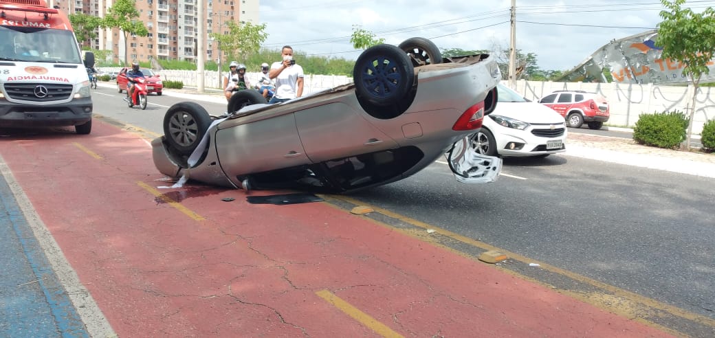 Veículo capotou ao bater em tartaruga na avenida Raul Lopes
