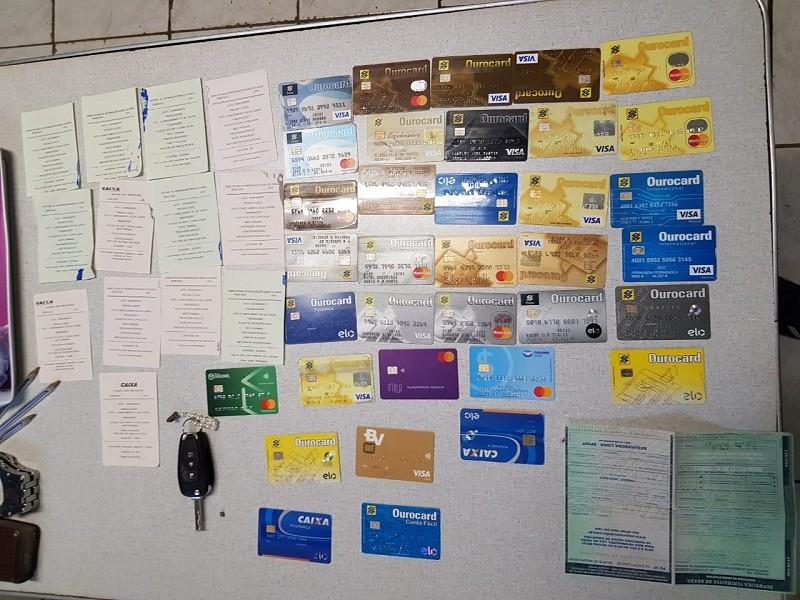 Catões e documentos apreendidos durante operação