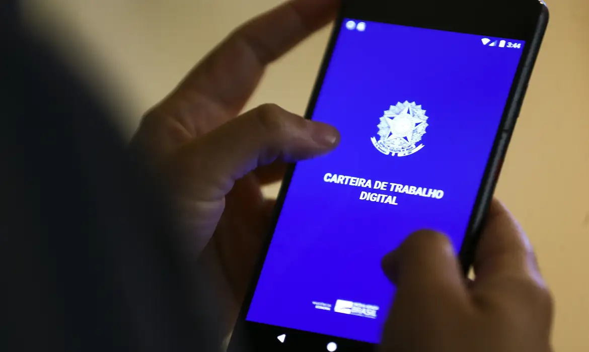 Brasileiro ainda prefere emprego com carteira assinada, aponta pesquisa