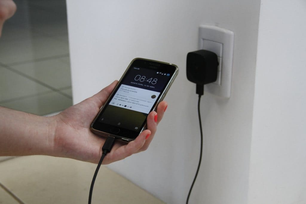 Celular carregando pode virar perigo dentro de casa se usado de forma incorreta