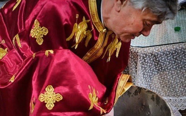 Bebê morre durante batismo em igreja romena após ser mergulhado três vezes