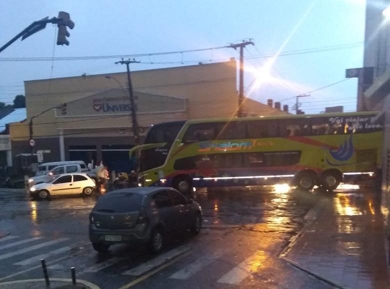 No Centro de Teresina, próximo à Avenida Maranhão, apenas os faróis dos veículos iluminam as ruas