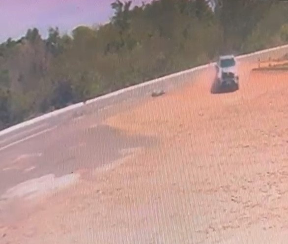 Câmeras de segurança flagraram o acidente