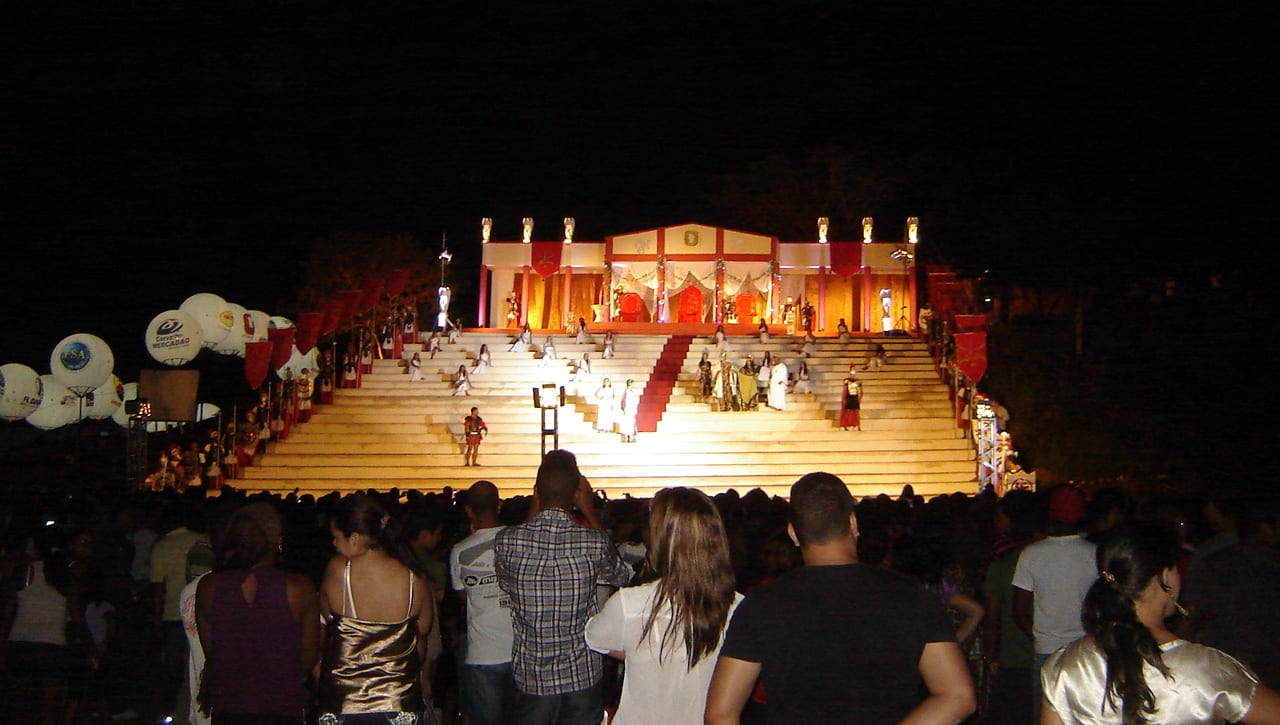 Elenco nacional participa do ensaio geral da Paixão de Cristo de Floriano, um dos maiores espetáculos religiosos do país.
