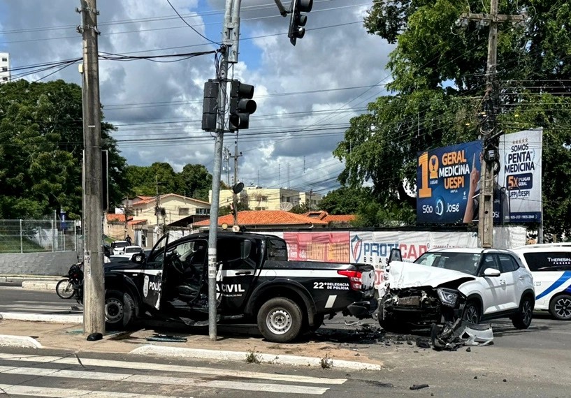 Acidente com viatura da Polícia Civil do Piauí