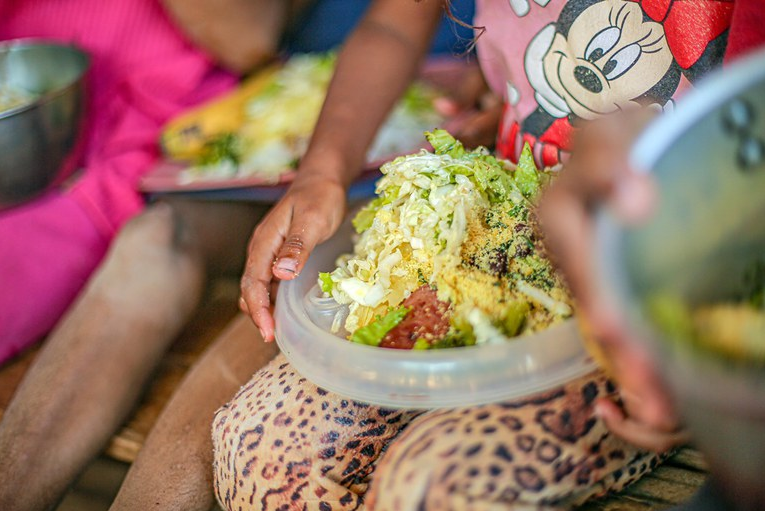 Prato cheio em cozinha solidária de Sol Nascente, no Distrito Federal, abastecida com hortaliças e verduras do Programa de Aquisição de Alimentos: um dos elos do esforço do Governo Federal no combate à fome.