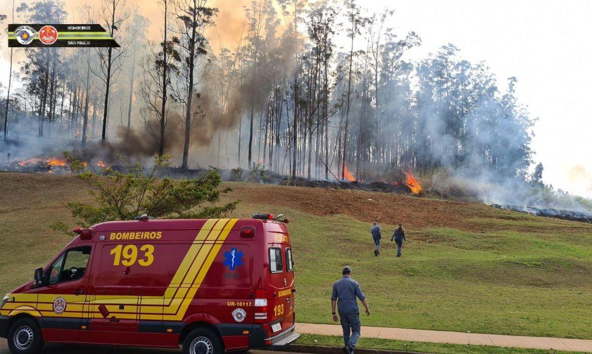 Incêndio  após queda de avião