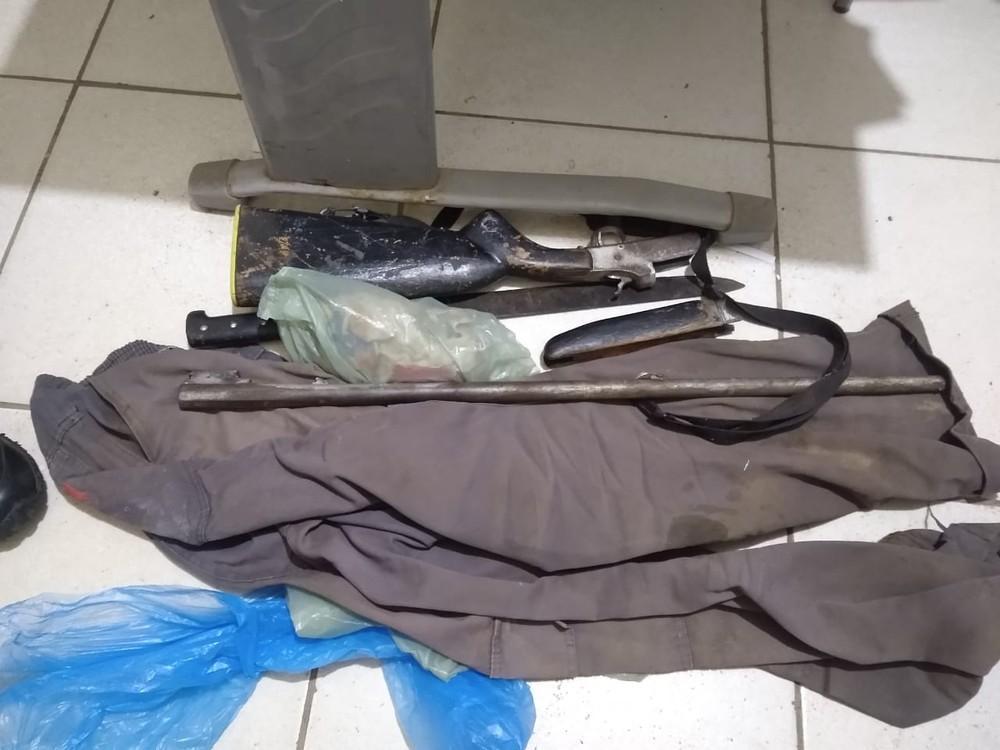 O homem foi preso com a roupa manchada de sangue