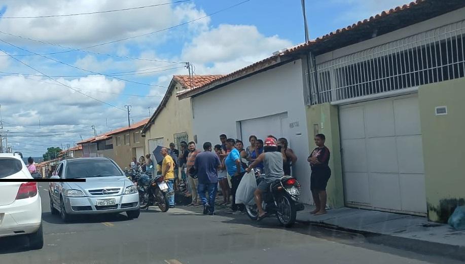 O pedreiro estava na porta da casa misturando o cimento quando o atirador chegou