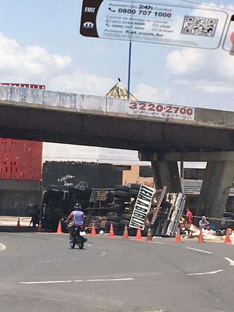 Caminhão tomba no viaduto
