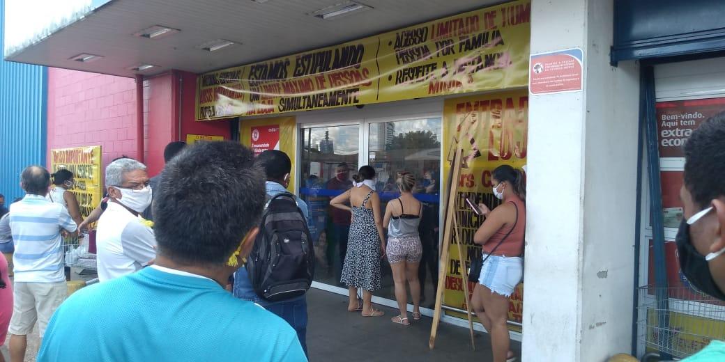 Aglomeração na frente da Loja