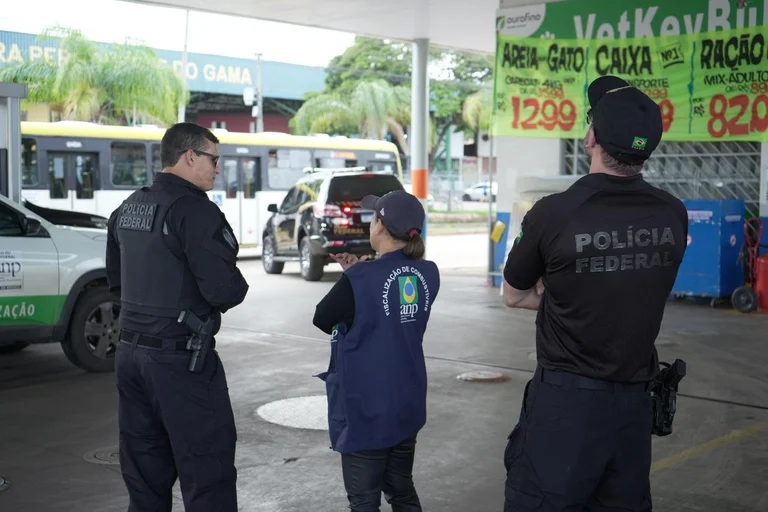 Operação da Polícia Federal fiscaliza postos de combustíveis para combater preços abusivos em todo o país.