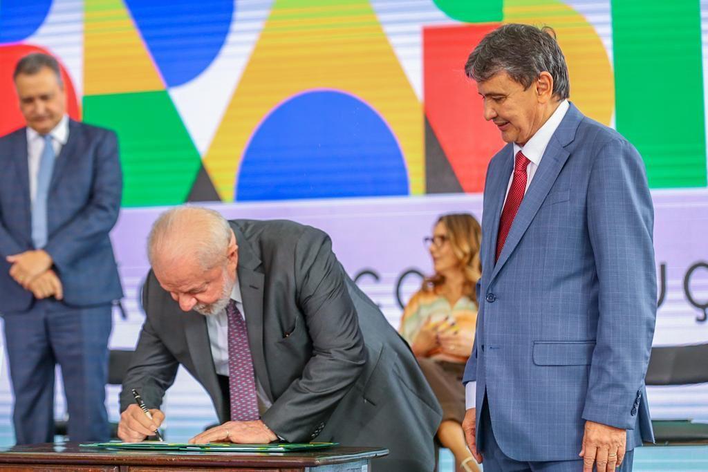 Lula assina medida provisória que garante o novo Bolsa Família