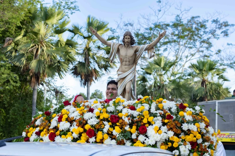 Fiéis participam da procissão do “Teresina Ressuscita com Cristo”, que celebra a Páscoa com programação religiosa e cultural na capital.