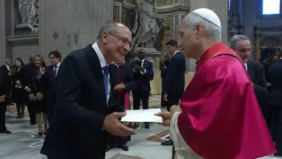 Vice-presidente Geraldo Alckmin entrega carta de Lula ao papa Leão XIV