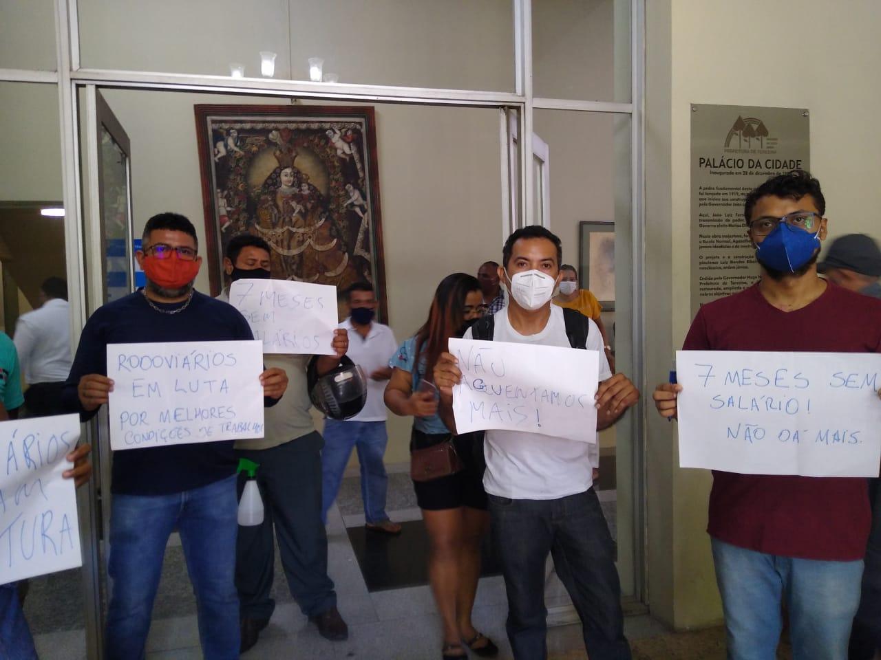 Motoristas e cobradores da Emtracol ocupam Prefeitura de Teresina