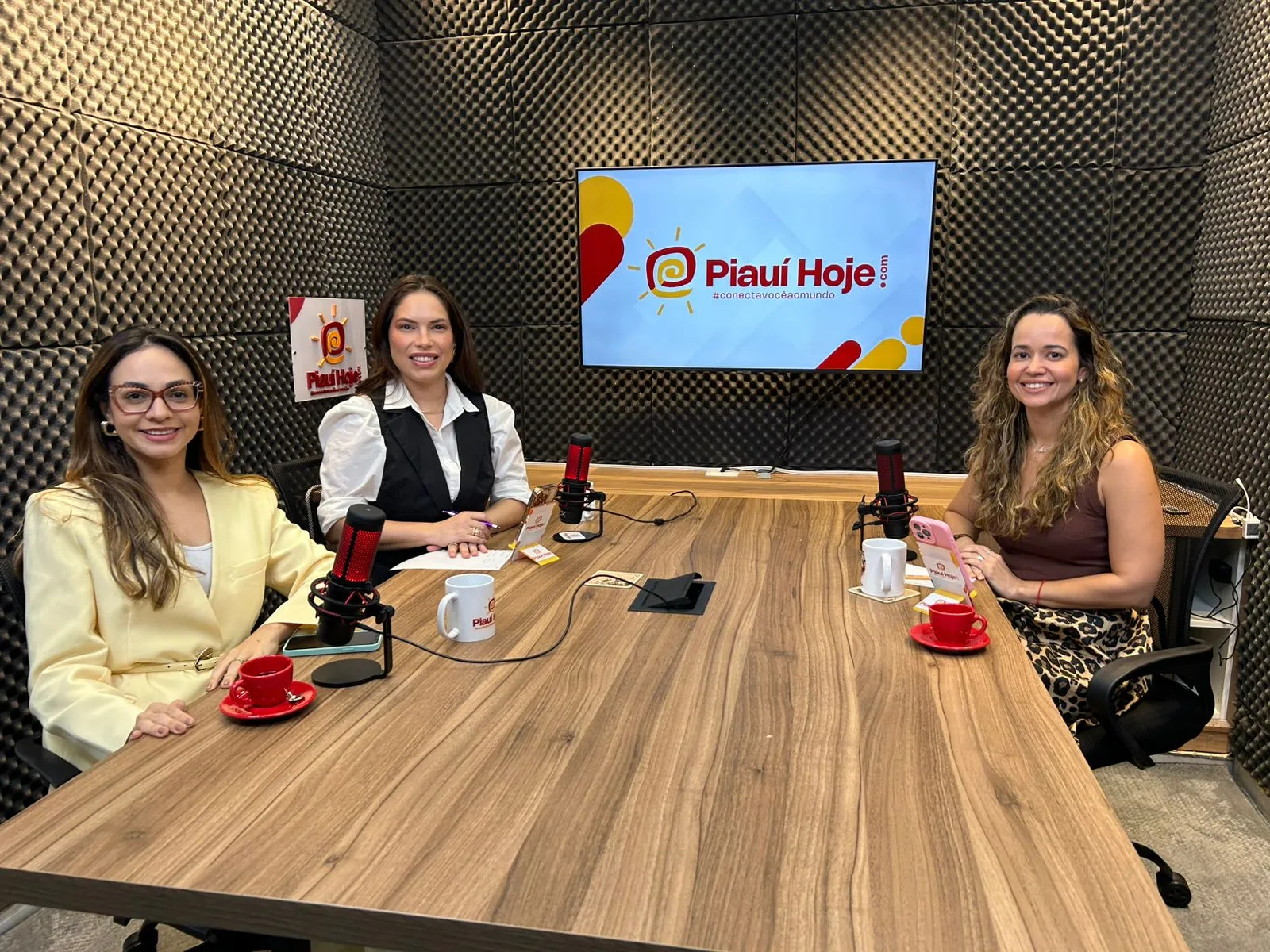 As advogadas Amanda Lion e Bruna Teixeira em um bate-papo com a jornalista Malu Barreto