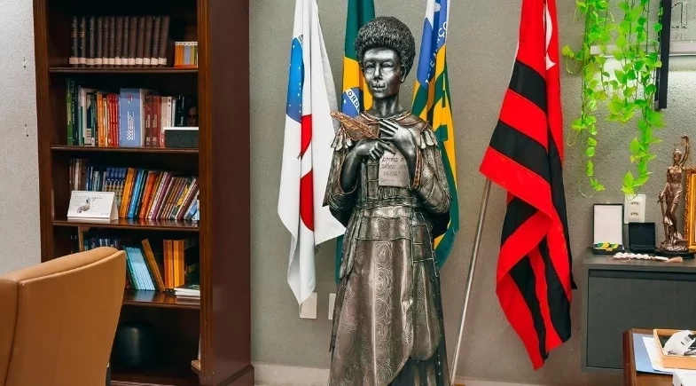 Estátua em homenagem à Esperança Garcia na sede da OAB-PI