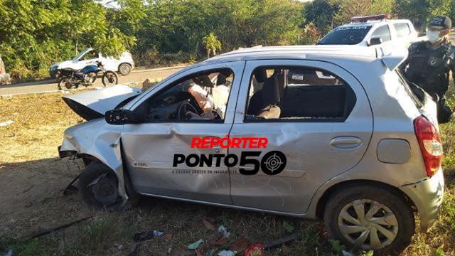 Veículo ficou destruído após a colisão