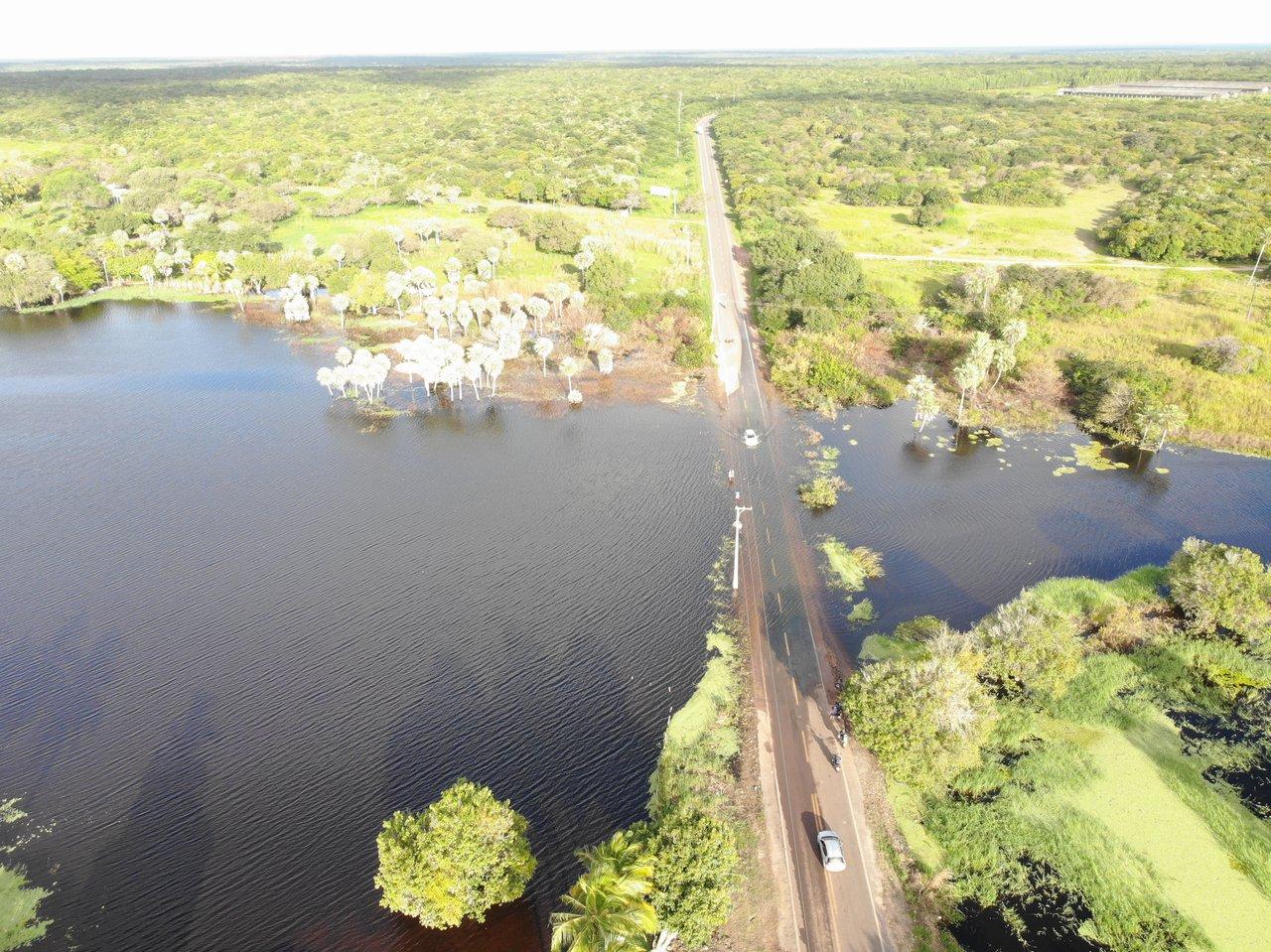 Lagoa do Portinho transborda e interdita avenia