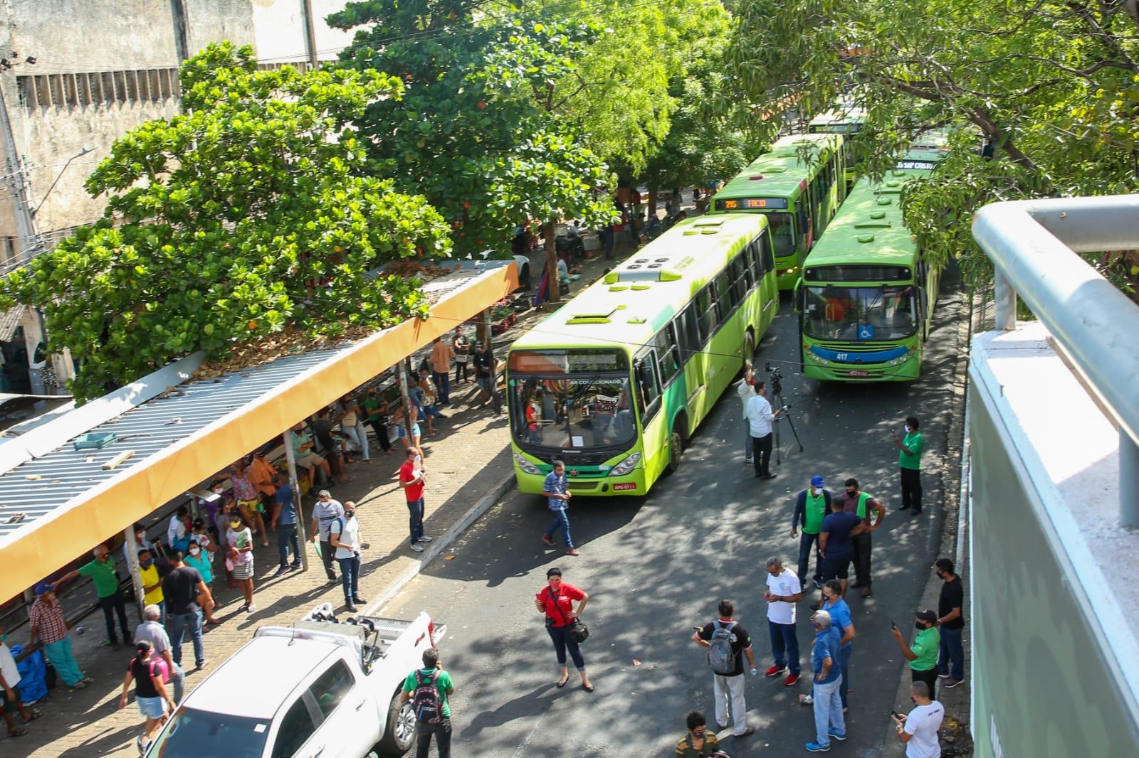 Motoristas e cobradores paralisam as atividades em Teresina