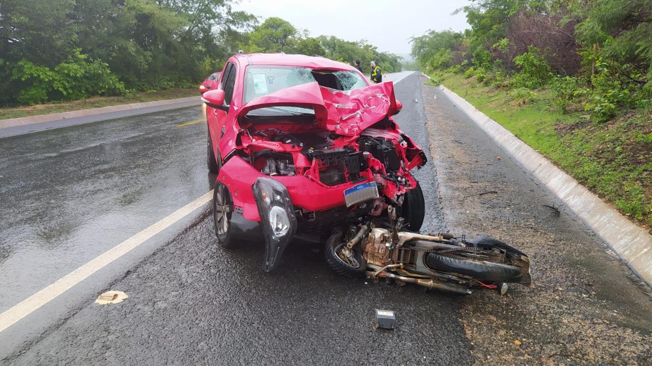 Motociclista morre ao colidir com carro