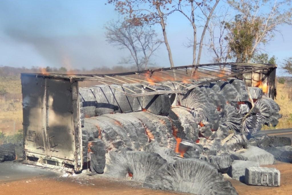 Carreta pega fogo após acidente na BR-135