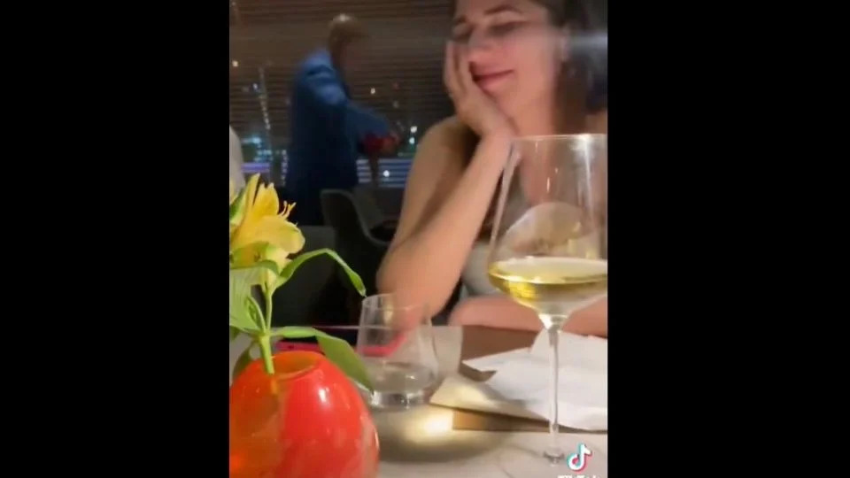 Grupo de amigos pagam mais de R$ 3 mil em vinho após confundir valor