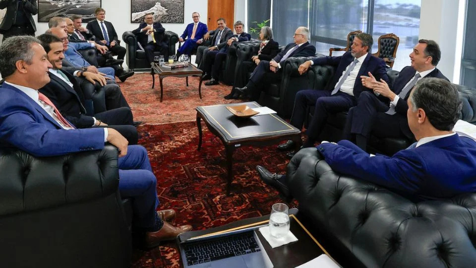 Três Poderes brasileiros tentam achar saída para questão de emendas PIX.