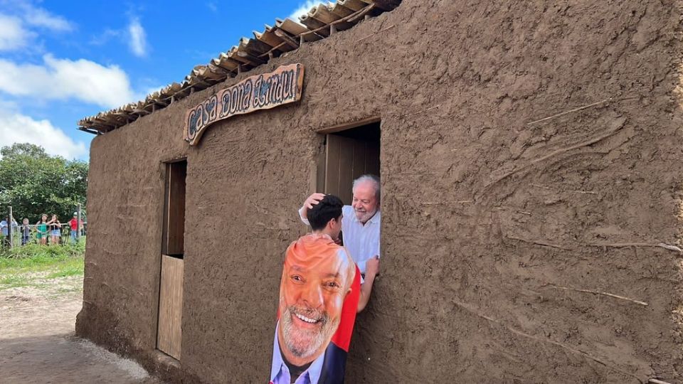 Lula na réplica da casa onde morou