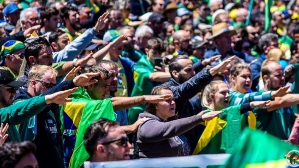 Extremistas bolsonaristas fazem gesto nazista em São Miguel do Oeste (SC)