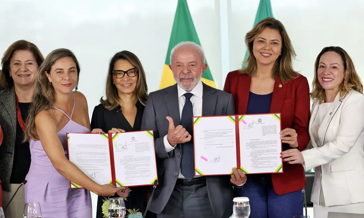 Lula cria crime de vicaricídio e libera tornozeleira para agressor de mulheres