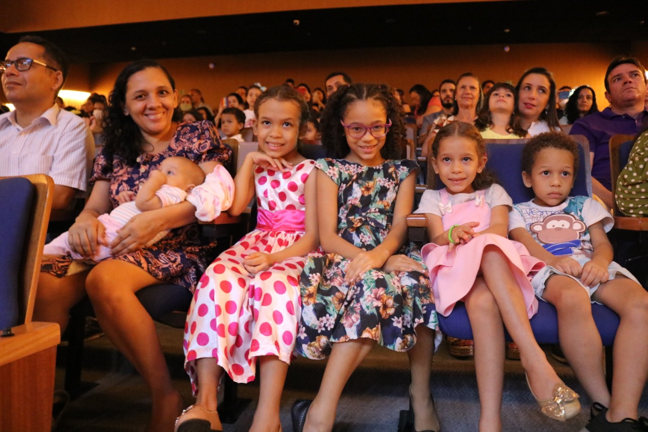 Famílias assistindo o espetáculo