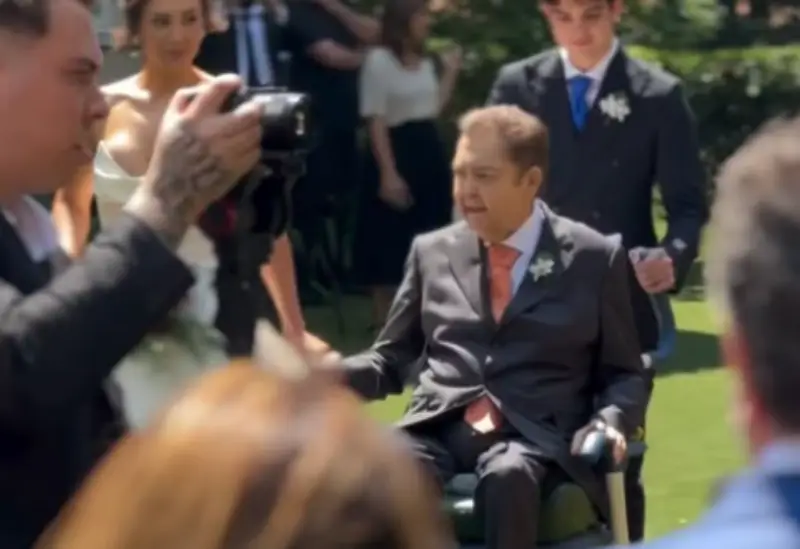 Faustão leva filha ao altar em casamento de cadeira de rodas