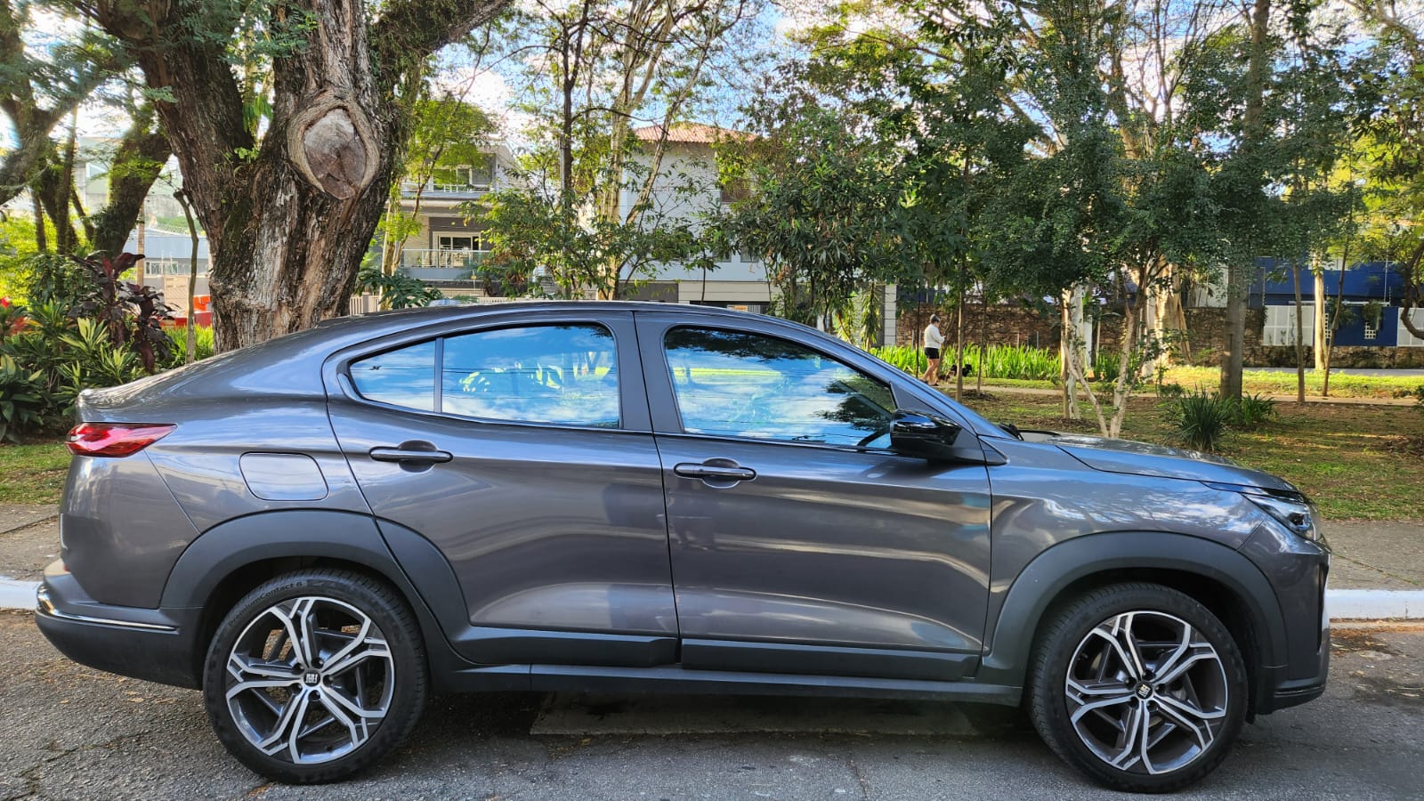 Fiat Fastback 2025 híbrido oferece eficiência sem comprometer desempenho