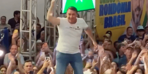 Senador Flávio Bolsonaro aos pulos durante evento político