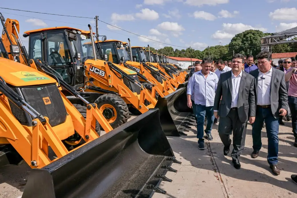 Rafael Fonteles entrega máquinas agrícolas a 28 municípios e projeta mais 150 até dezembro