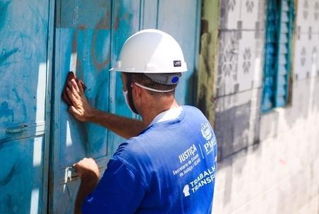 Detentos apagam pichações de organizações criminosas no Piauí