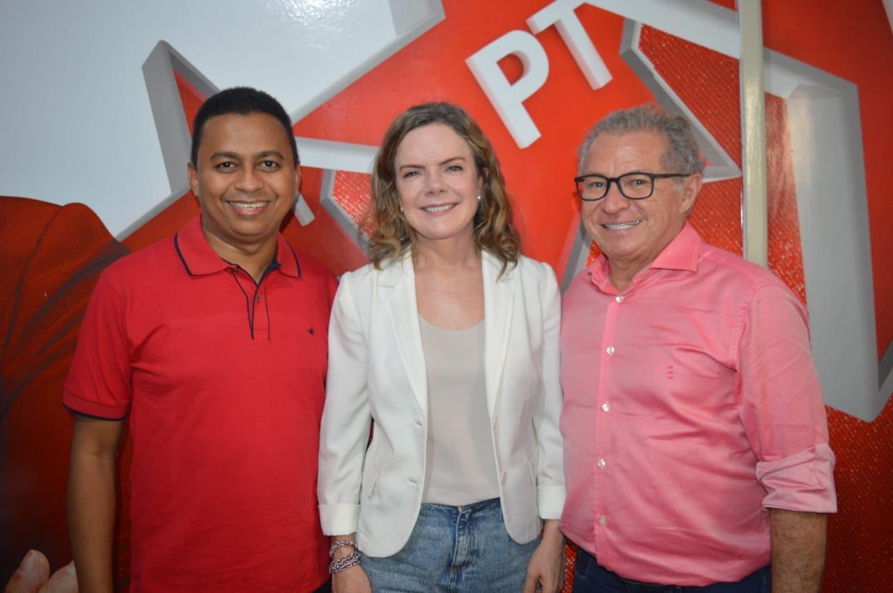 Deputado Francisco ao lado da presidente nacional do PT, Gleisi Hoffmann e do presidente estadual do PT/PI, Assis Carvalho