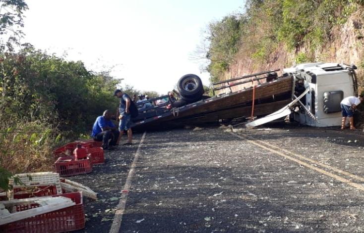 Caminhão carregado de frango tomba em José de Freitas