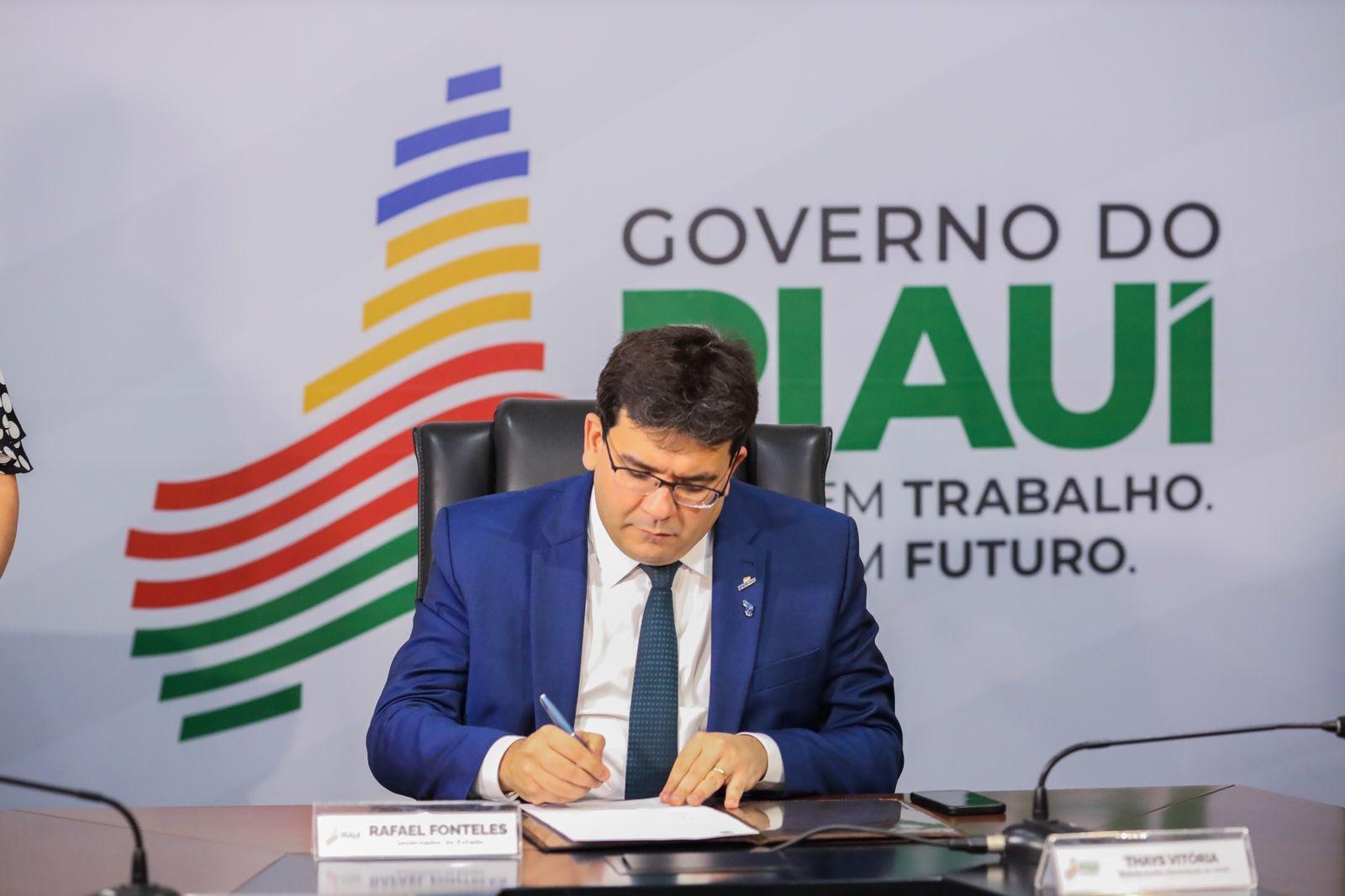 Rafael Fonteles formaliza aumento de 50% nas bolsas ofertadas pela Uespi