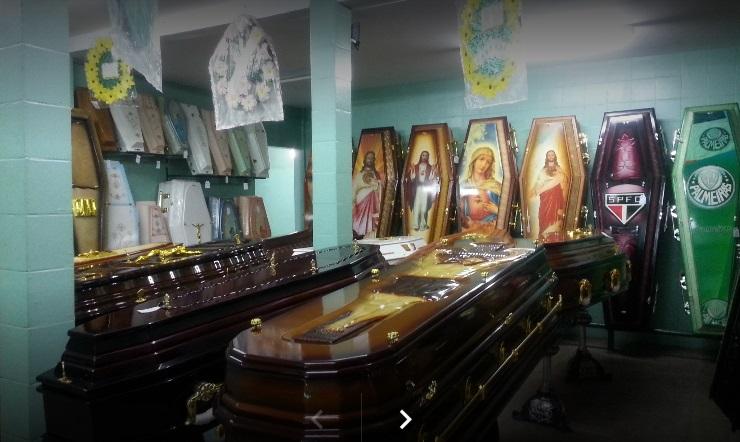 Variedade de caixões na Funerária Nova Vida Eterna
